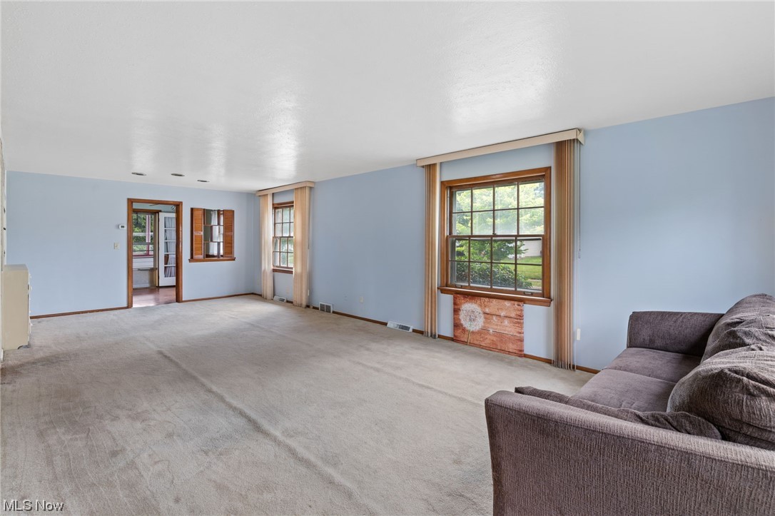 17006 Kenyon Road Cleveland, OH 44120 - Photo 3 of 34
