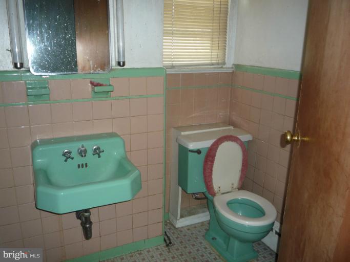 5020 Sheriff Road Northeast Washington, DC 20019 - Photo 2 of 12 Bath