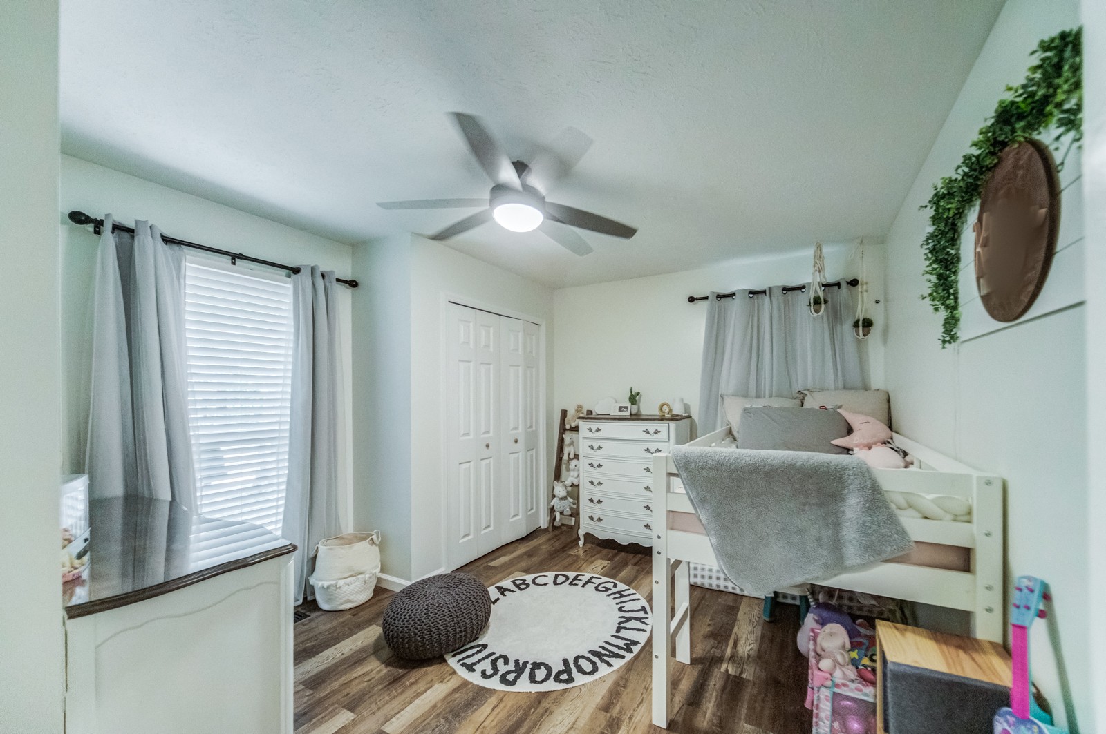 3733 Oakland Road Springfield, TN 37172 - Photo 23 of 43 a living room with furniture and a window