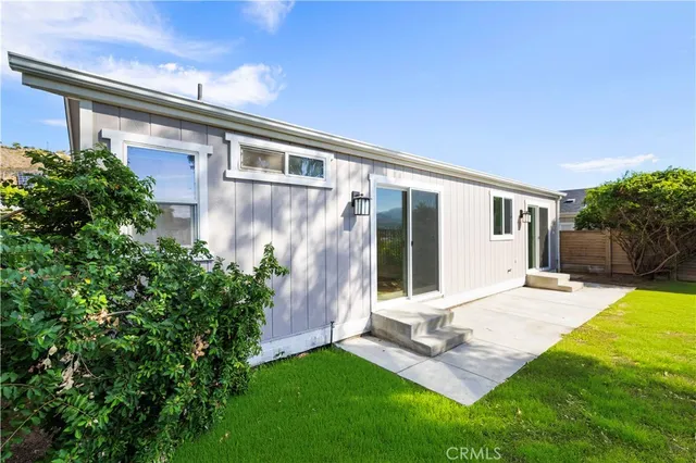 a view of an house with backyard and garden