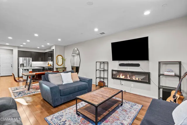 $785,000 | 6441 Summit Village Lane, Unit 3, Simi Valley, CA 93063