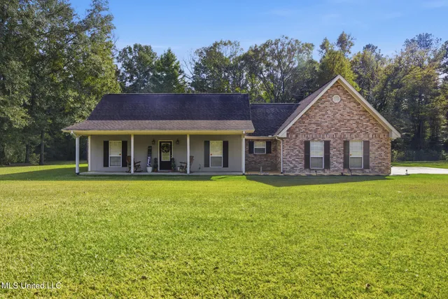 $279,900 | 1012 8 Point Drive, Summit, MS 39666