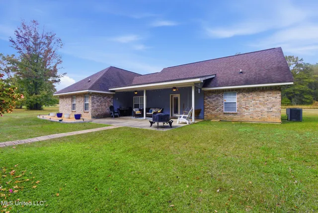 $279,900 | 1012 8 Point Drive, Summit, MS 39666
