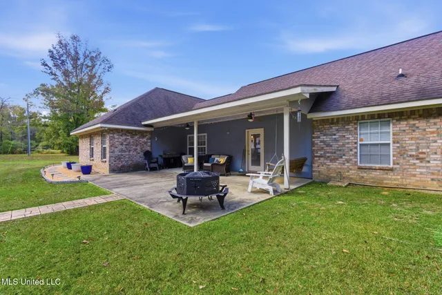 $279,900 | 1012 8 Point Drive, Summit, MS 39666