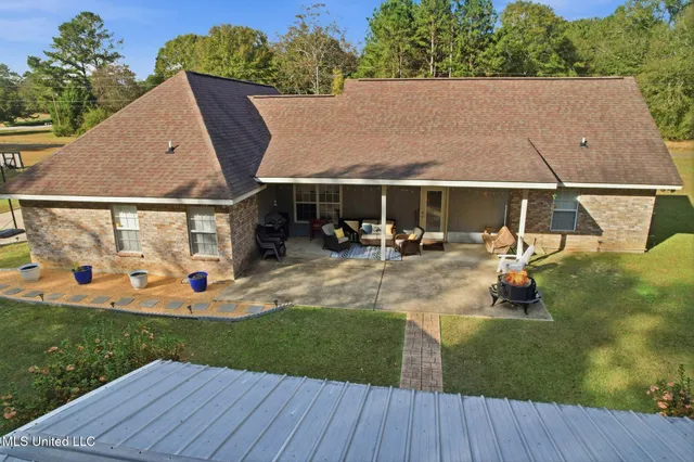 $279,900 | 1012 8 Point Drive, Summit, MS 39666