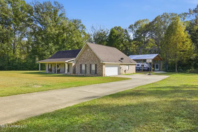 $279,900 | 1012 8 Point Drive, Summit, MS 39666