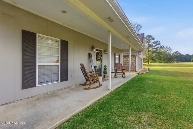 $279,900 | 1012 8 Point Drive, Summit, MS 39666