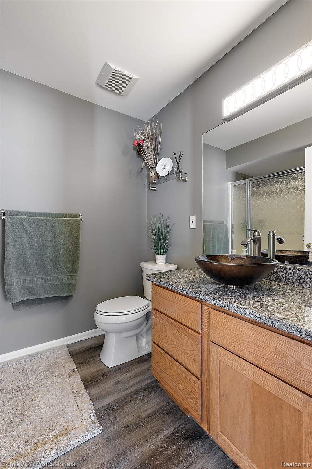 8856 Bridge Lake Road Clarkston, MI 48348 - Photo 31 of 91 Full Bathroom on main floor
