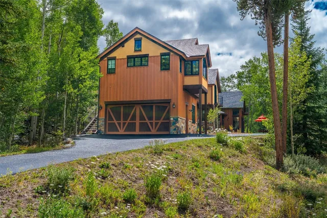 a view of a house with backyard and garden