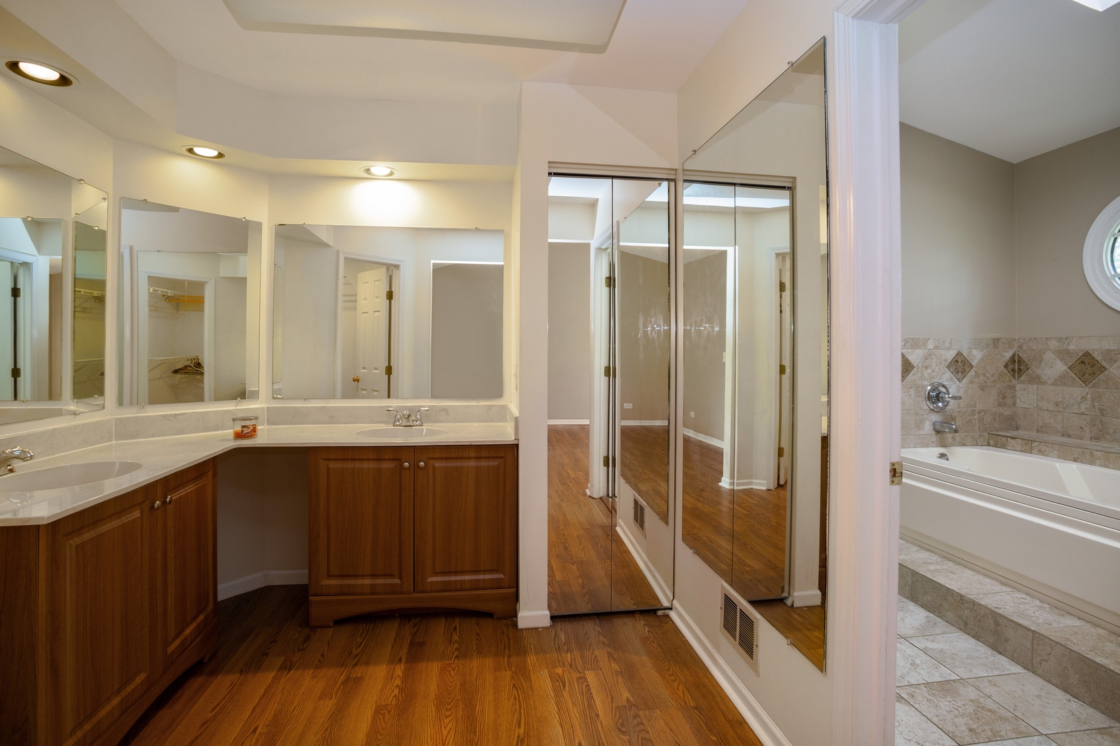 153 Inverness Court Elk Grove Village, IL 60007 - Photo 8 of 16 a large spacious bathroom with a large tub shower and sink