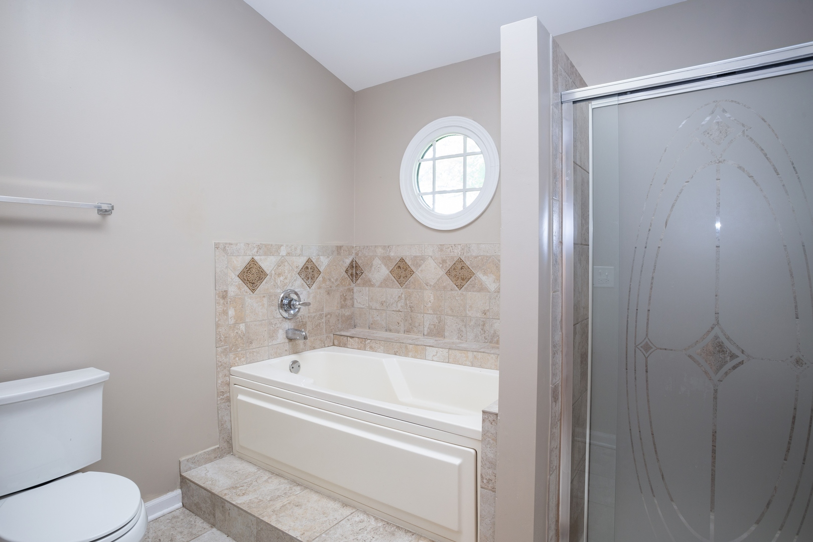 153 Inverness Court Elk Grove Village, IL 60007 - Photo 9 of 16 a bathroom with a toilet and a bathtub