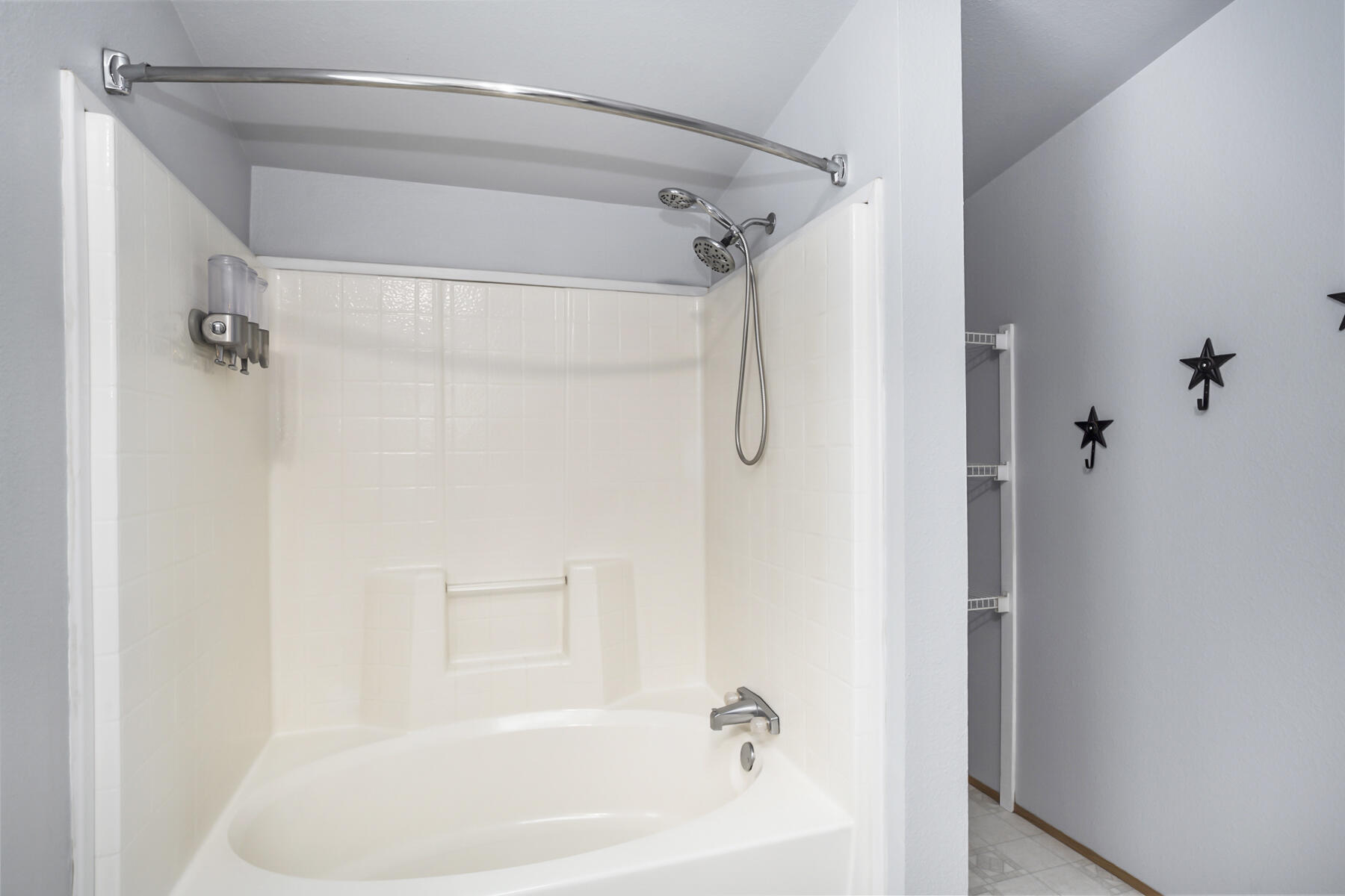 19271 Indian Summer Road Bend, OR 97702 - Photo 33 of 48 a bathroom with a white bath tub