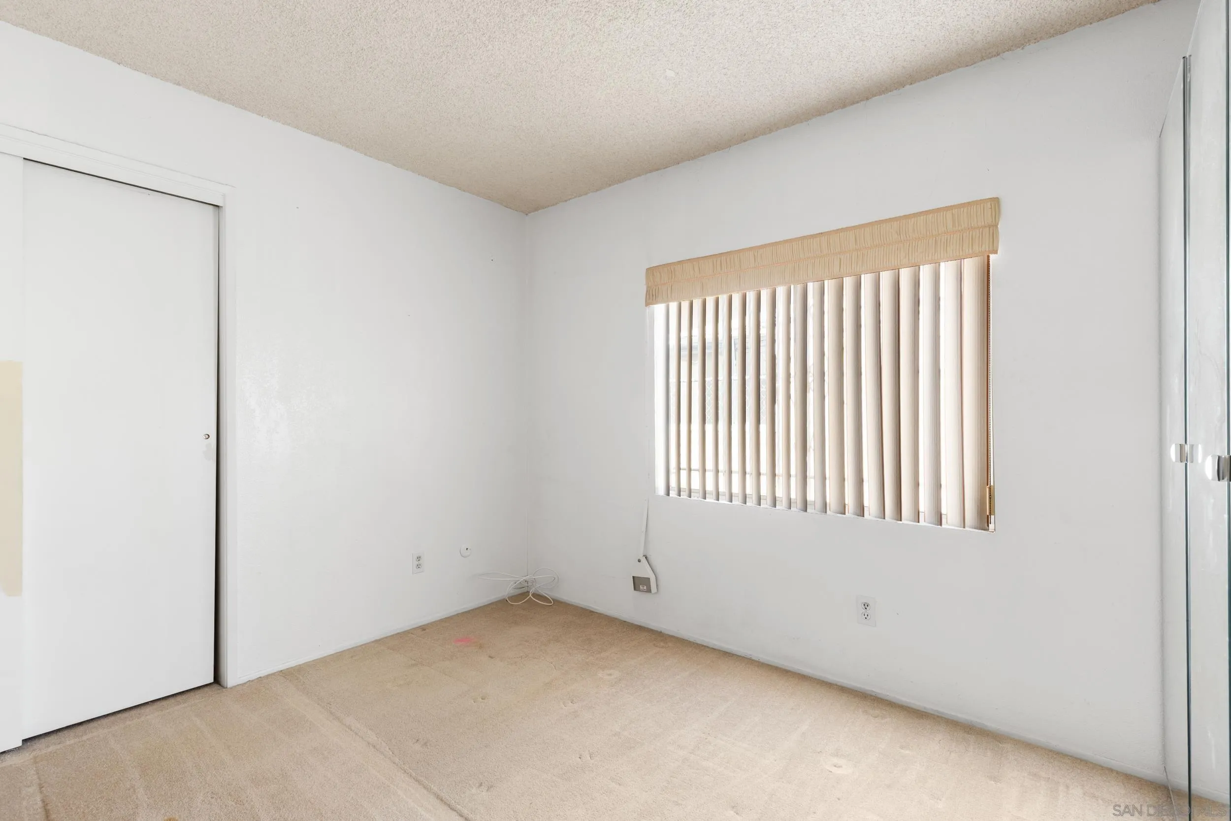 538 Paraiso Avenue Spring Valley, CA 91977 - Photo 11 of 17 an empty room with a window