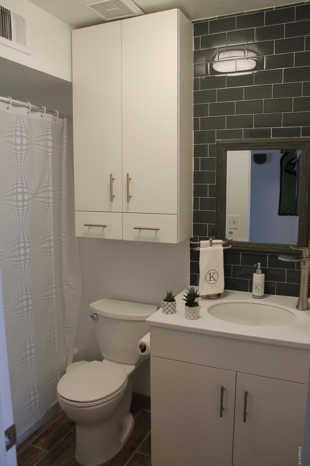 636 East Piping Rock Road Phoenix, AZ 85022 - Photo 14 of 33 Guest Bathroom