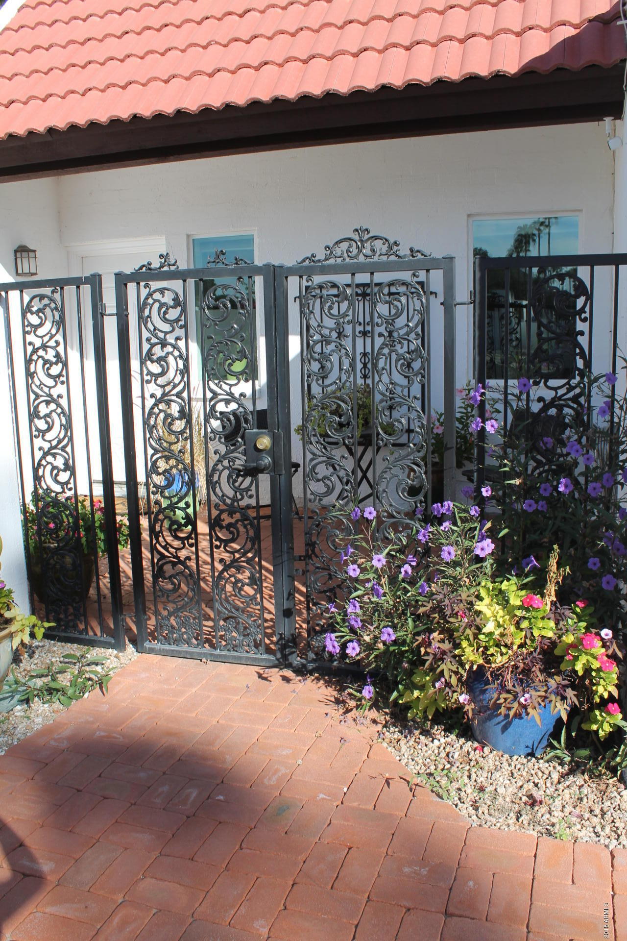 636 East Piping Rock Road Phoenix, AZ 85022 - Photo 22 of 33 Courtyard Gate