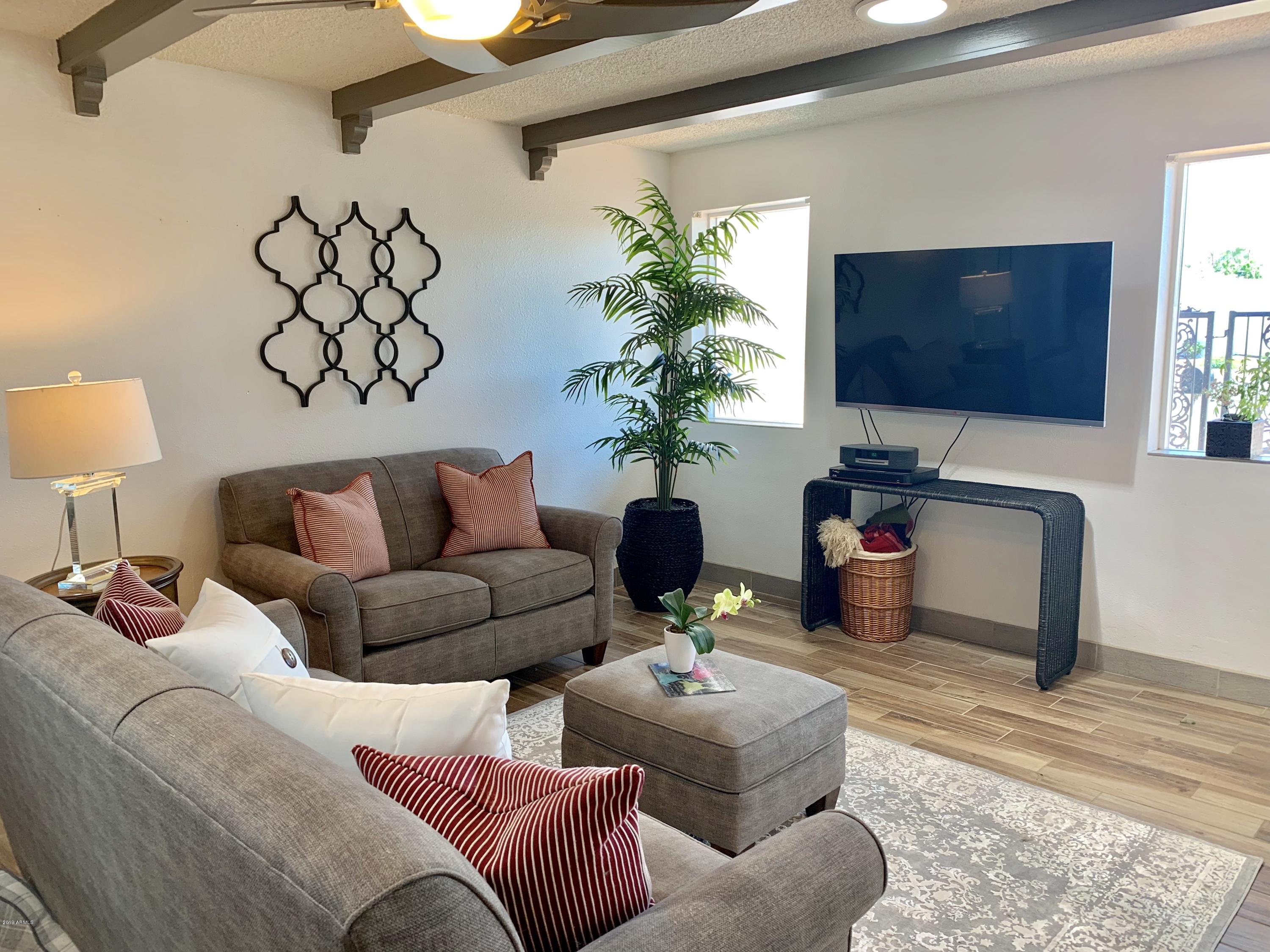 636 East Piping Rock Road Phoenix, AZ 85022 - Photo 4 of 33 Living Room