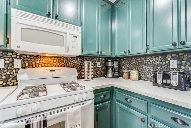 $2,350 | 513 West Victoria Court, Lake Arrowhead, CA 92352