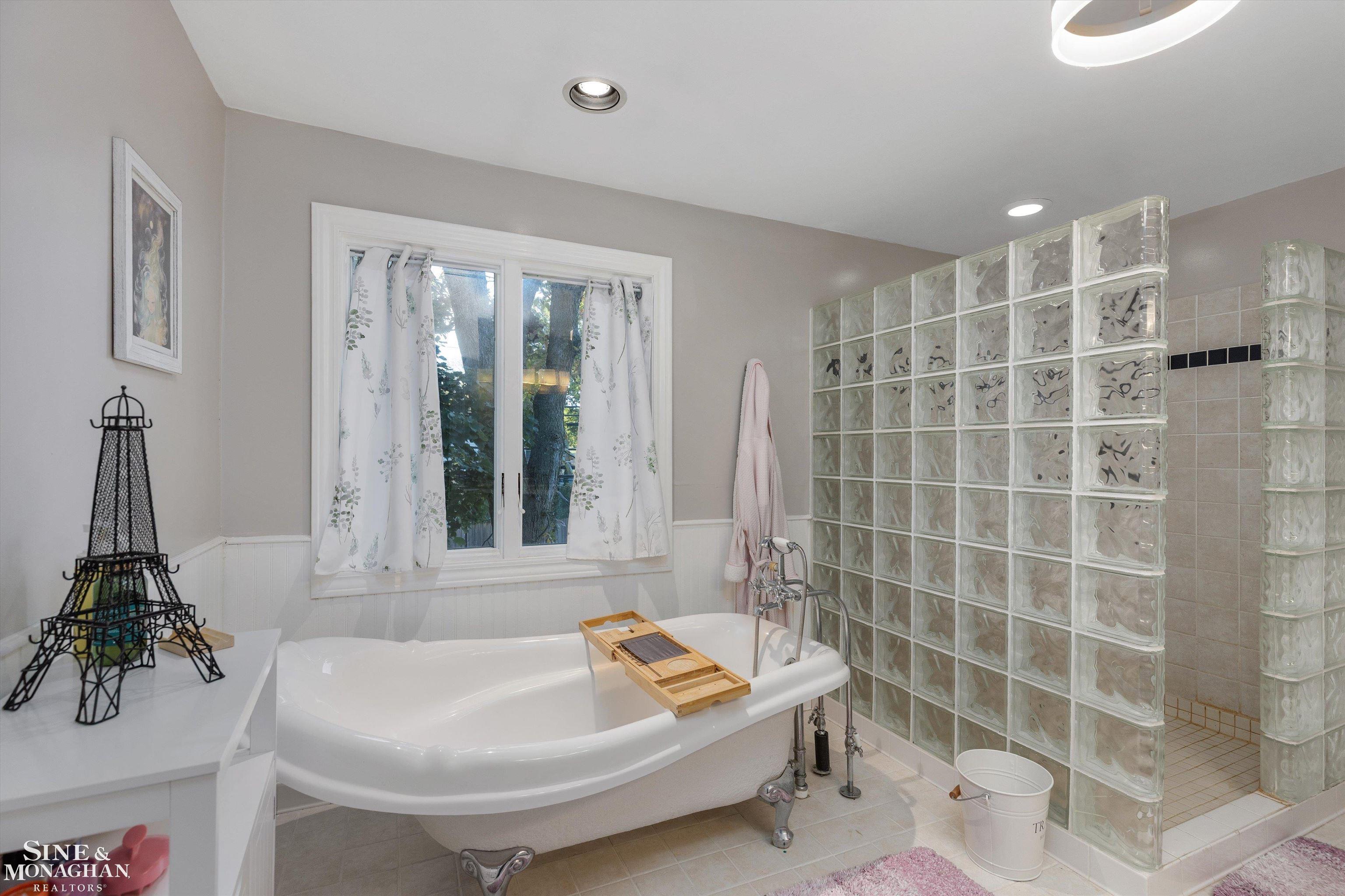 1291 Roslyn Road Grosse Pointe Woods, MI 48236 - Photo 20 of 39