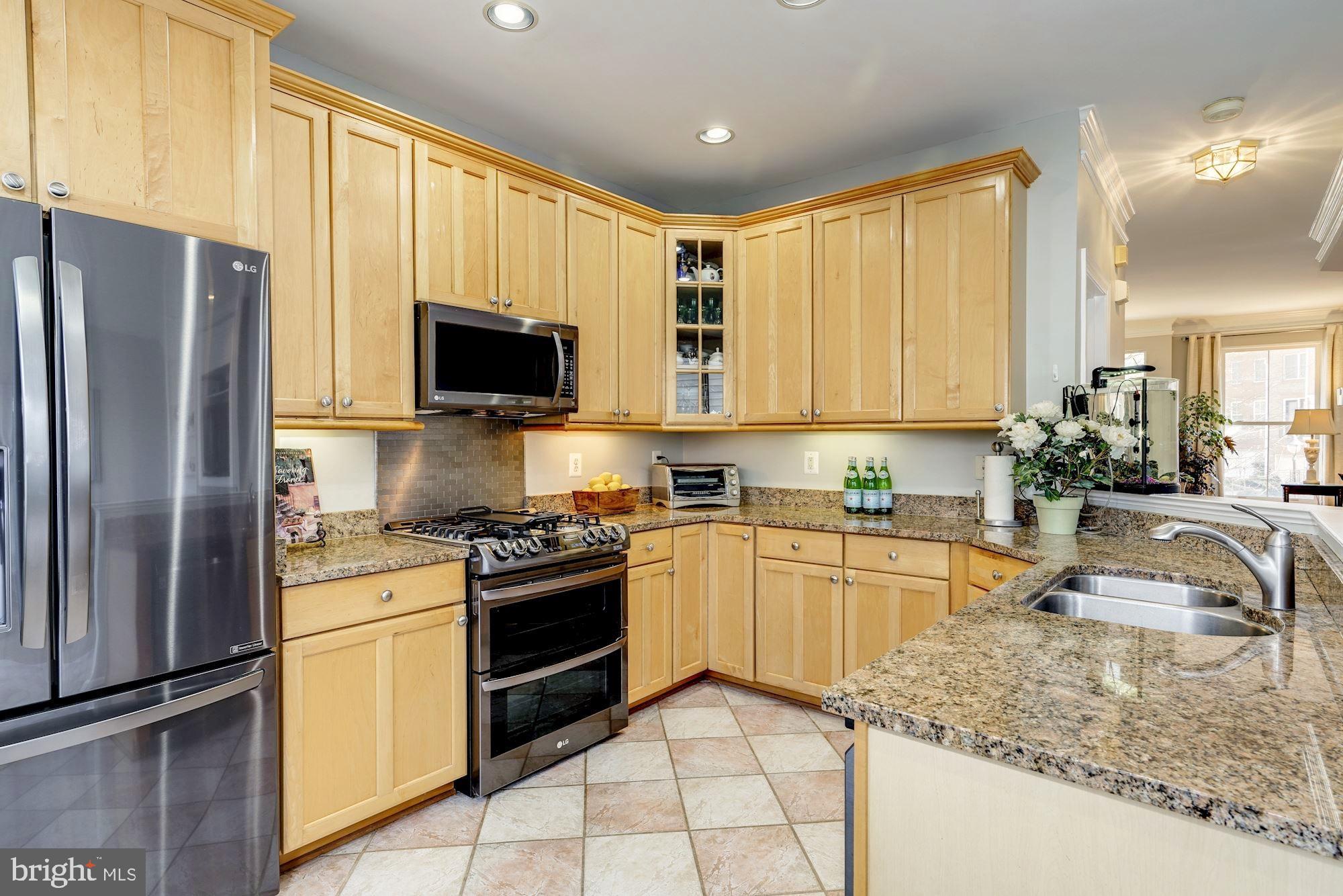 11516 Waterhaven Court Reston, VA 20190 - Photo 10 of 46 Stunning NEW LG Black Stainless Steel Appliances