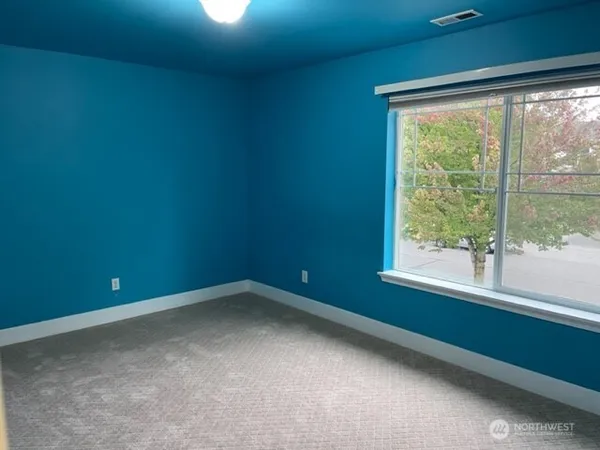 a view of empty room with window