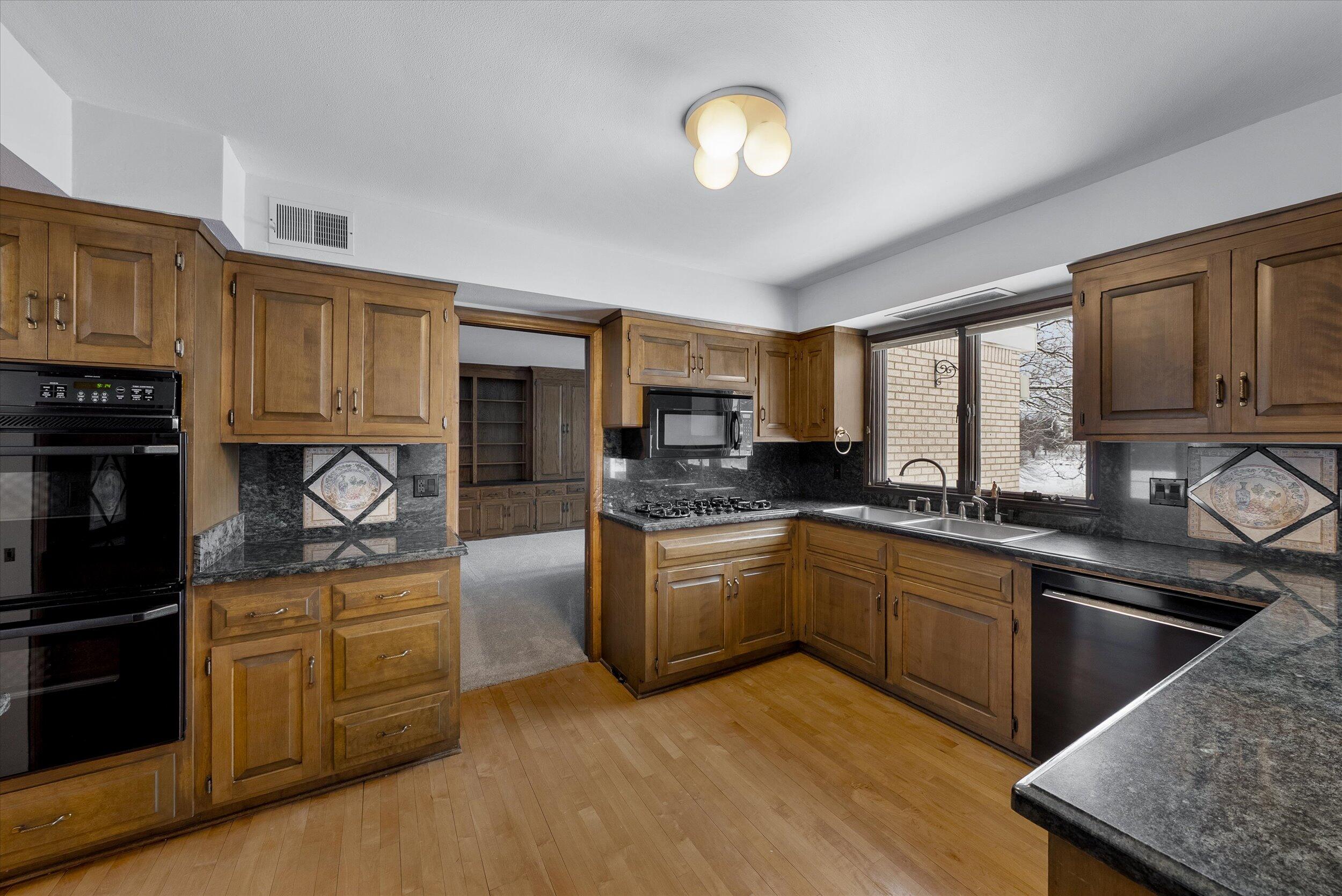 8704 West Bonniwell Road Mequon, WI 53097 - Photo 8 of 58 04-Kitchen