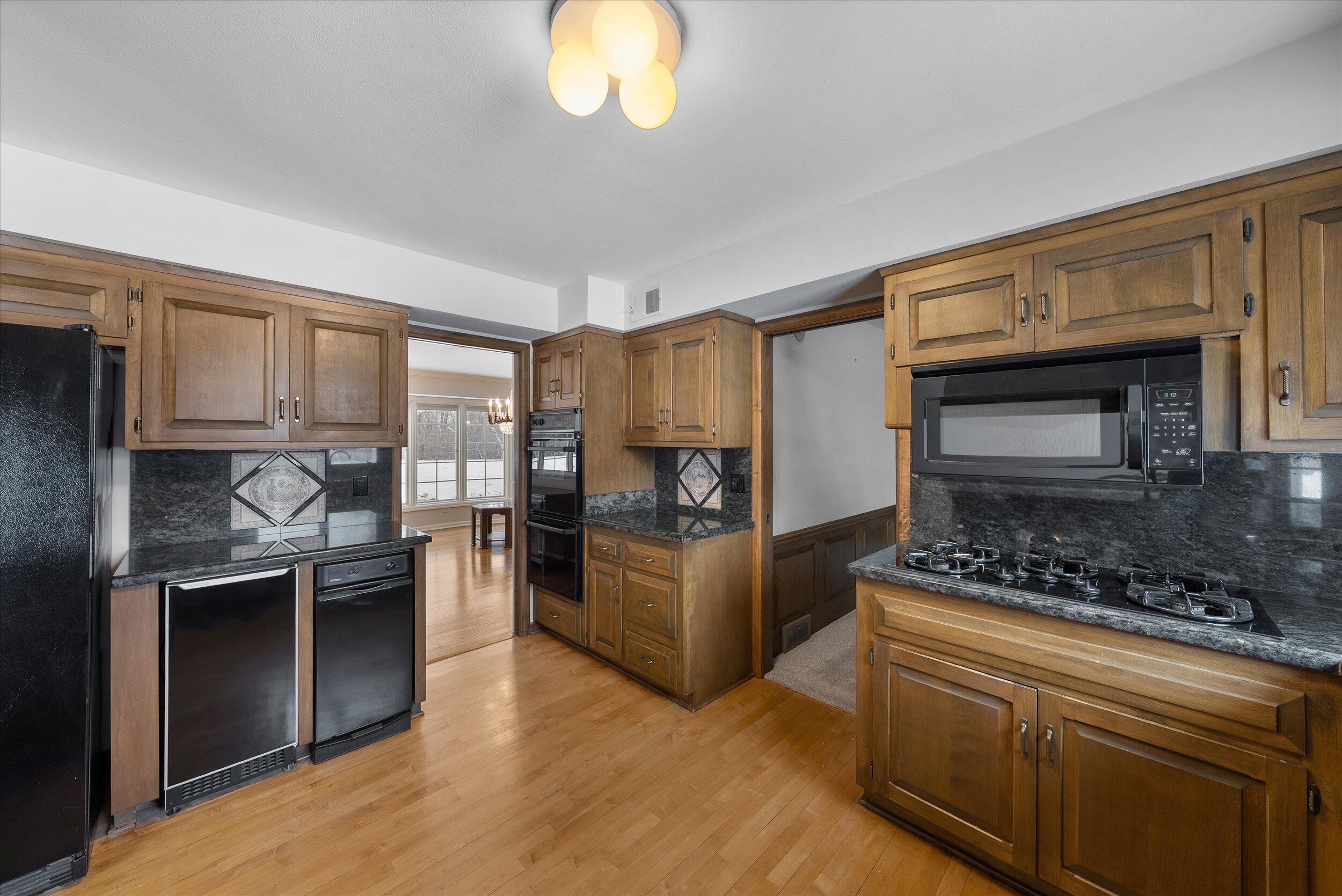 8704 West Bonniwell Road Mequon, WI 53097 - Photo 9 of 58 05-Kitchen