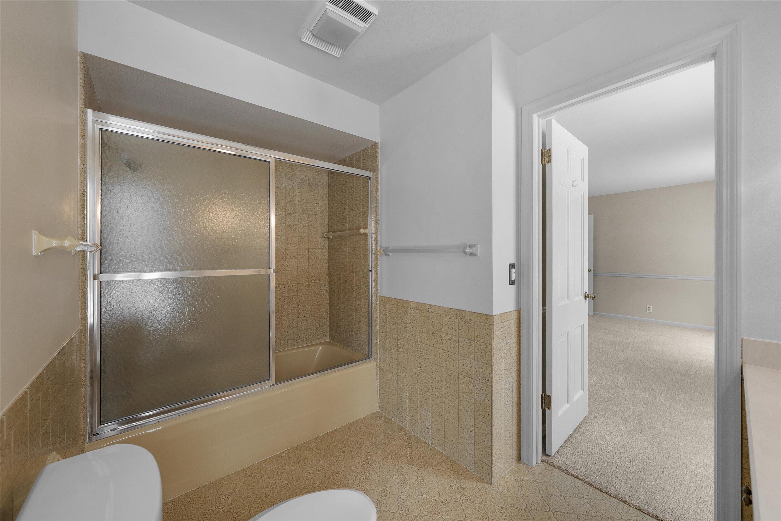 8704 West Bonniwell Road Mequon, WI 53097 - Photo 21 of 58 Bathroom