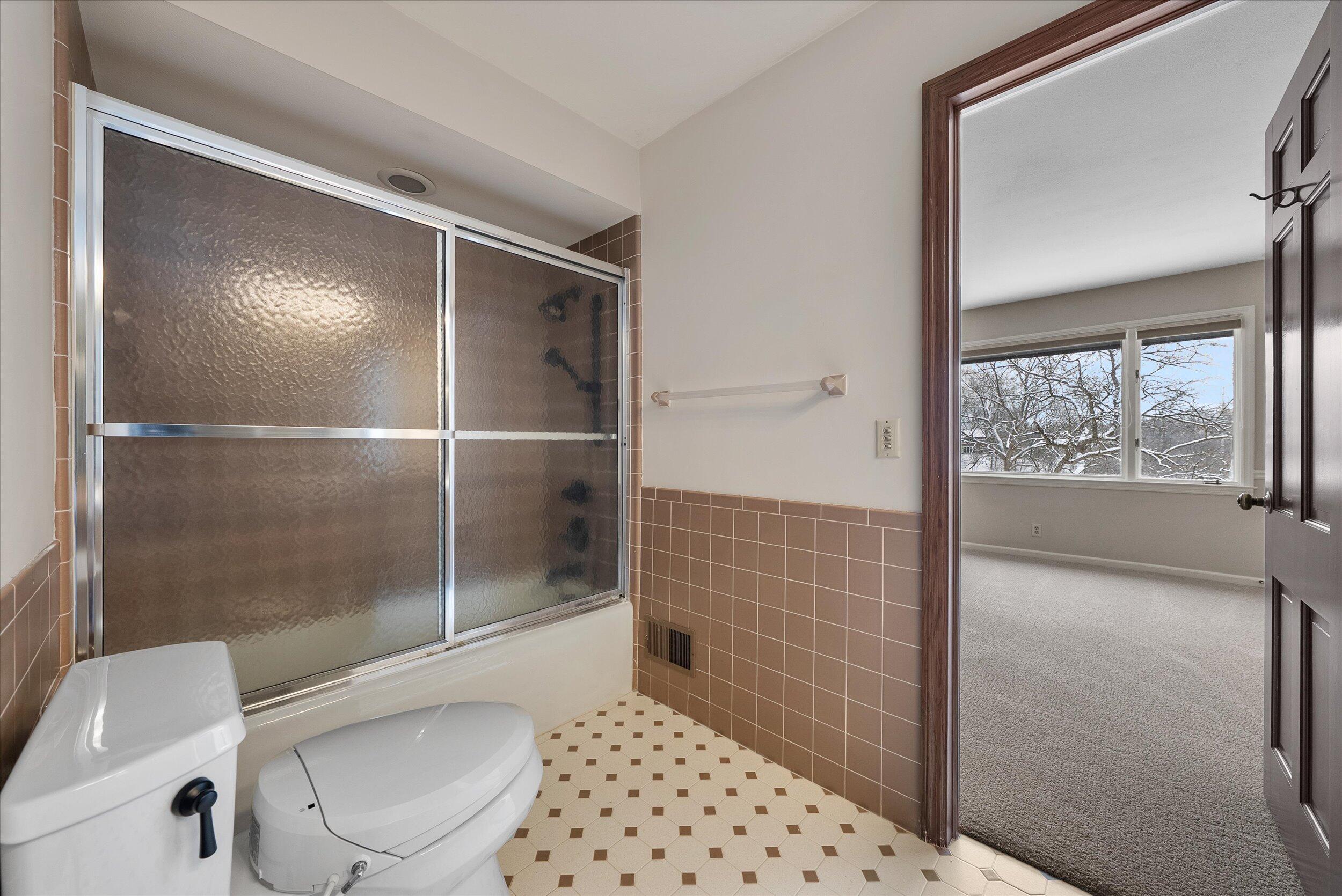 8704 West Bonniwell Road Mequon, WI 53097 - Photo 25 of 58 Bathroom
