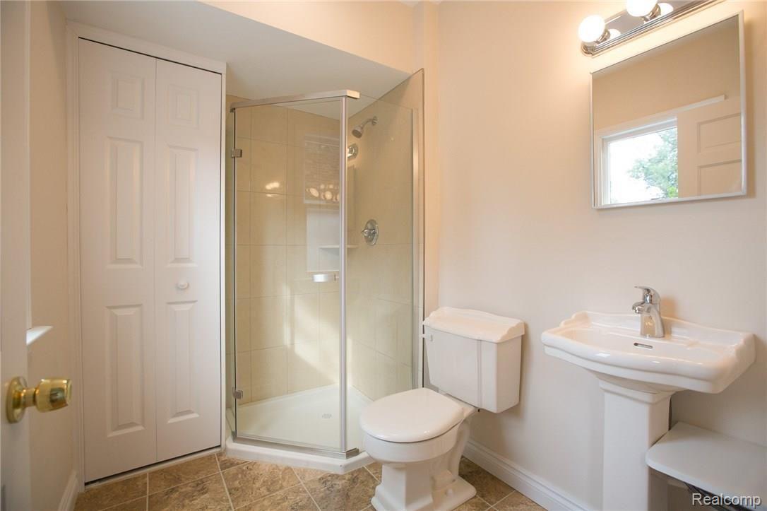 1386 Roslyn Road Grosse Pointe, MI 48236 - Photo 12 of 23 First Floor Bath