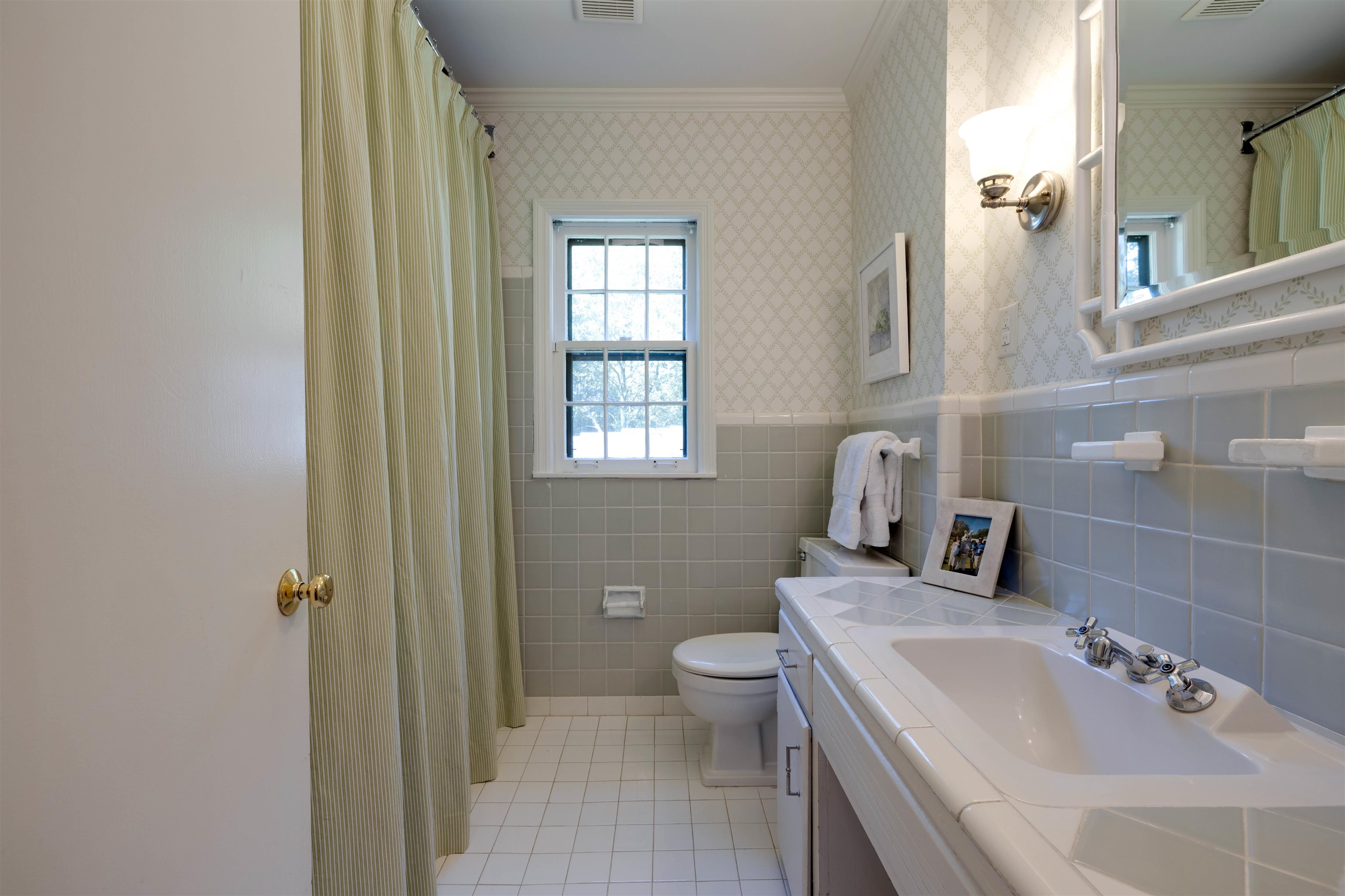 5430 Normandy Road Memphis, TN 38120 - Photo 25 of 32 This hall bath serves bedroom 3 and 4.