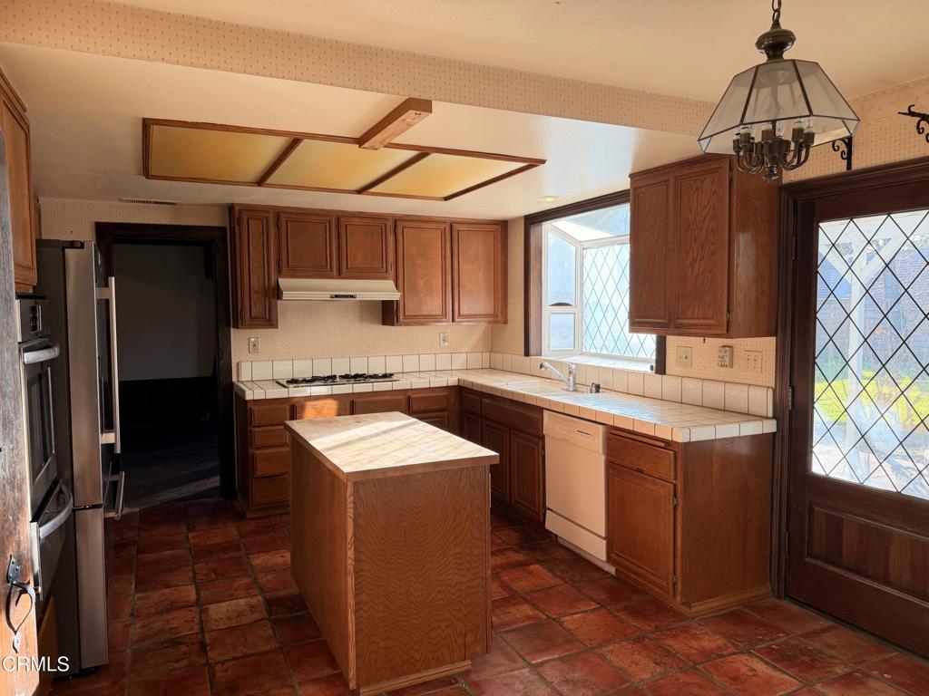 2621 Bitternut Circle Simi Valley, CA 93065 - Photo 7 of 20 a kitchen with a sink stove and refrigerator