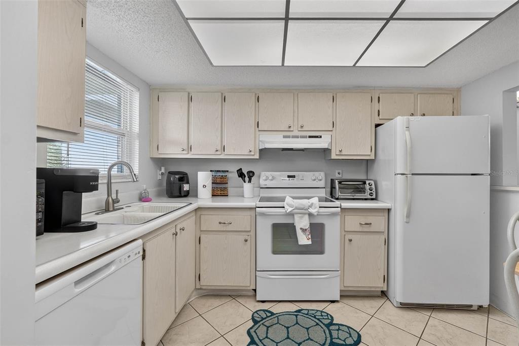 1524 Lakeview Road, Unit 402 Clearwater, FL 33756 - Photo 7 of 37