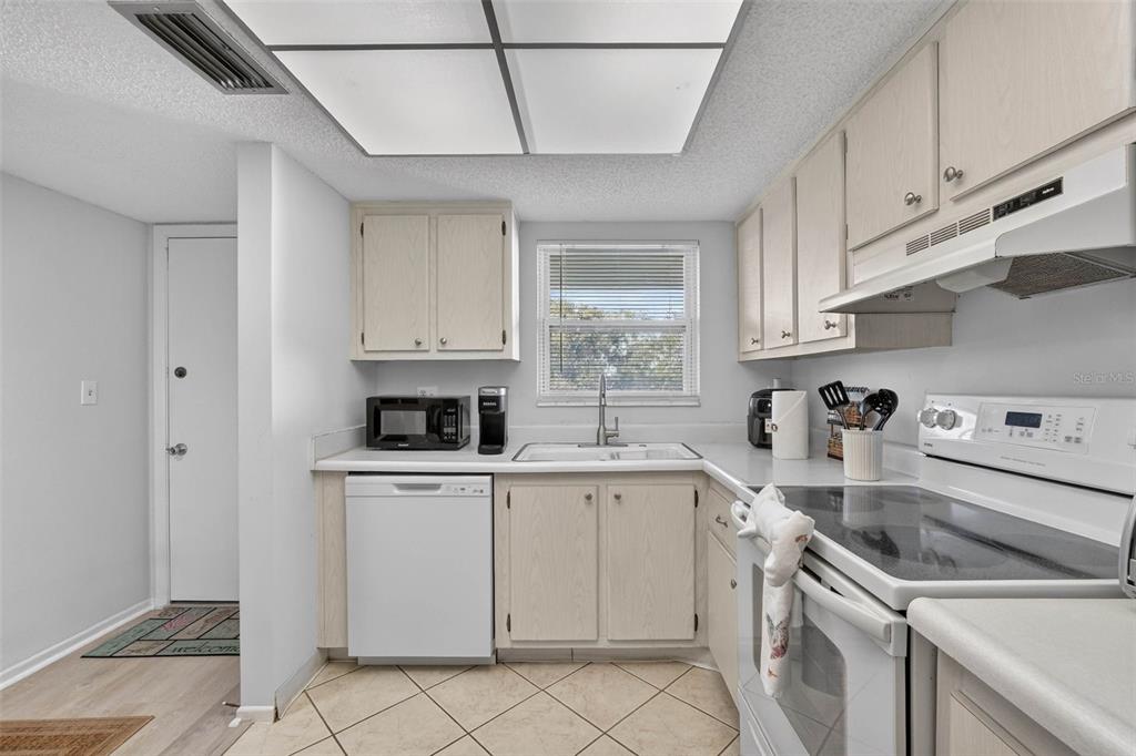 1524 Lakeview Road, Unit 402 Clearwater, FL 33756 - Photo 8 of 37