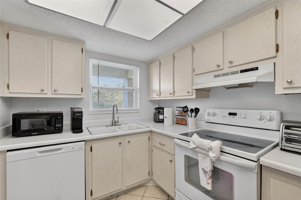 1524 Lakeview Road, Unit 402 Clearwater, FL 33756 - Photo 9 of 37