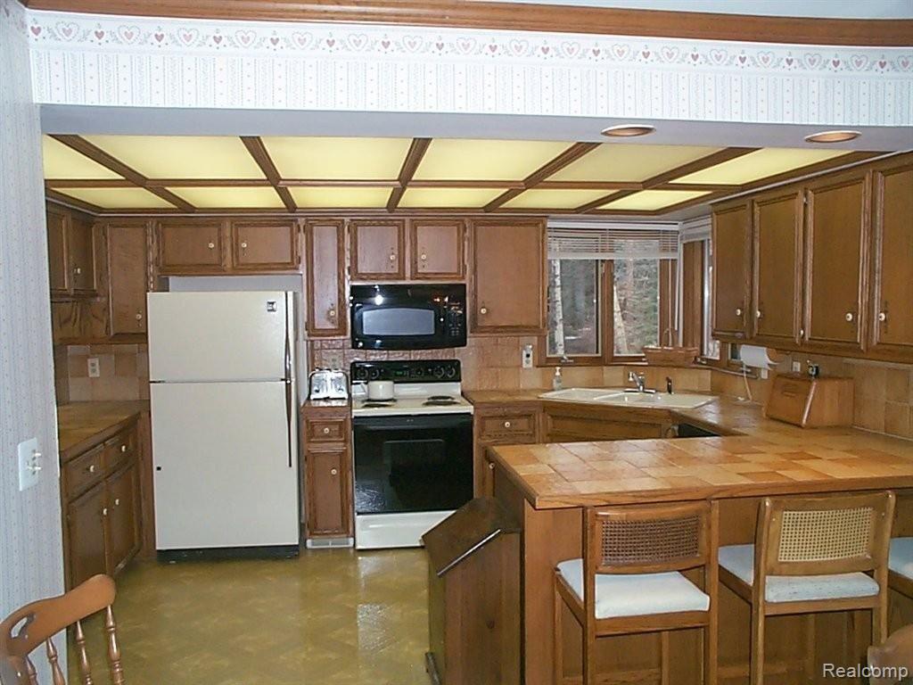 1501 Gravel Ridge Drive Rochester, MI 48307 - Photo 9 of 14 Kitchen.jpg
