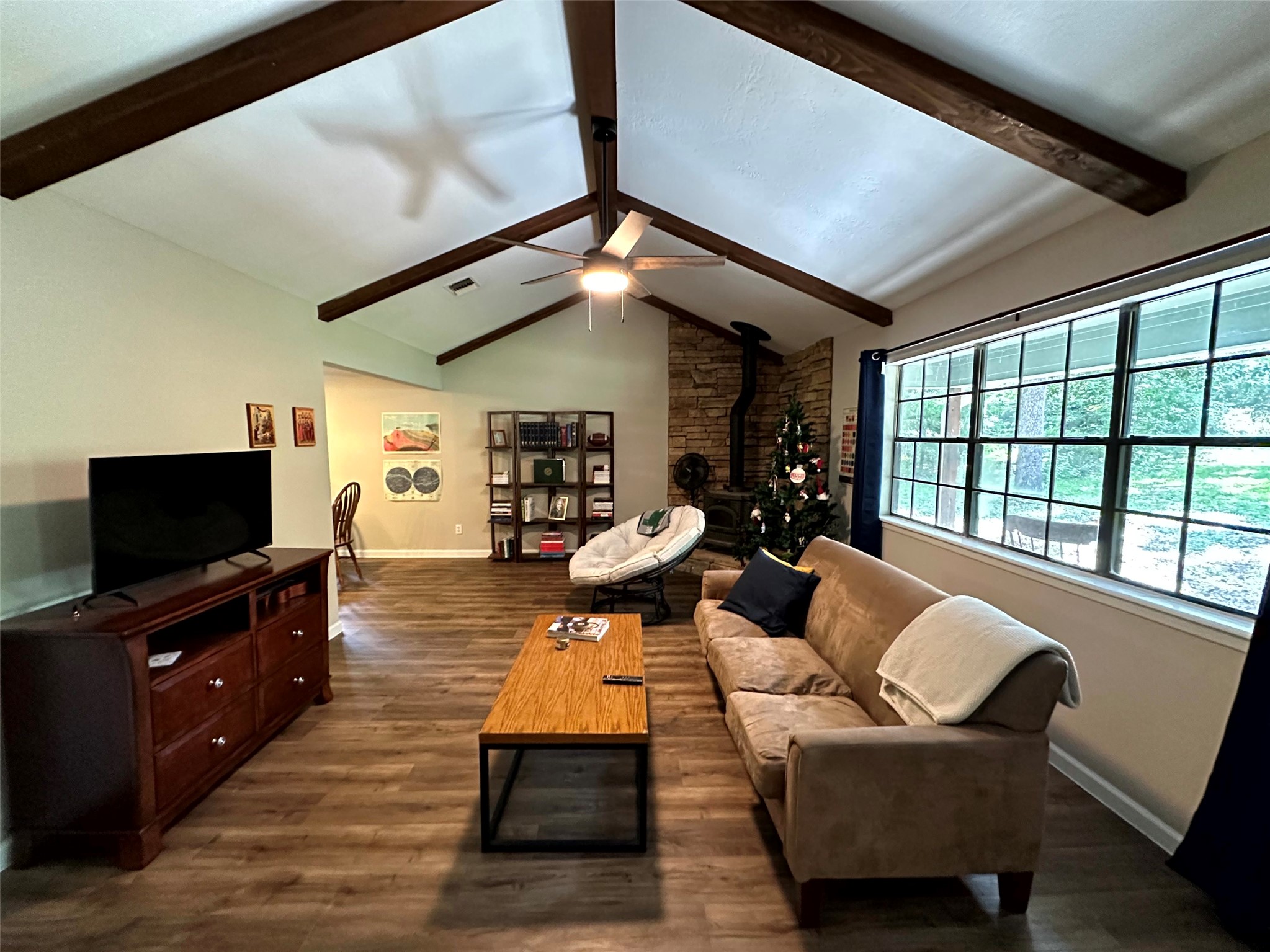 12289 Thompson Road Willis, TX 77318 - Photo 3 of 20 Living room with vaulted ceiling at entry.