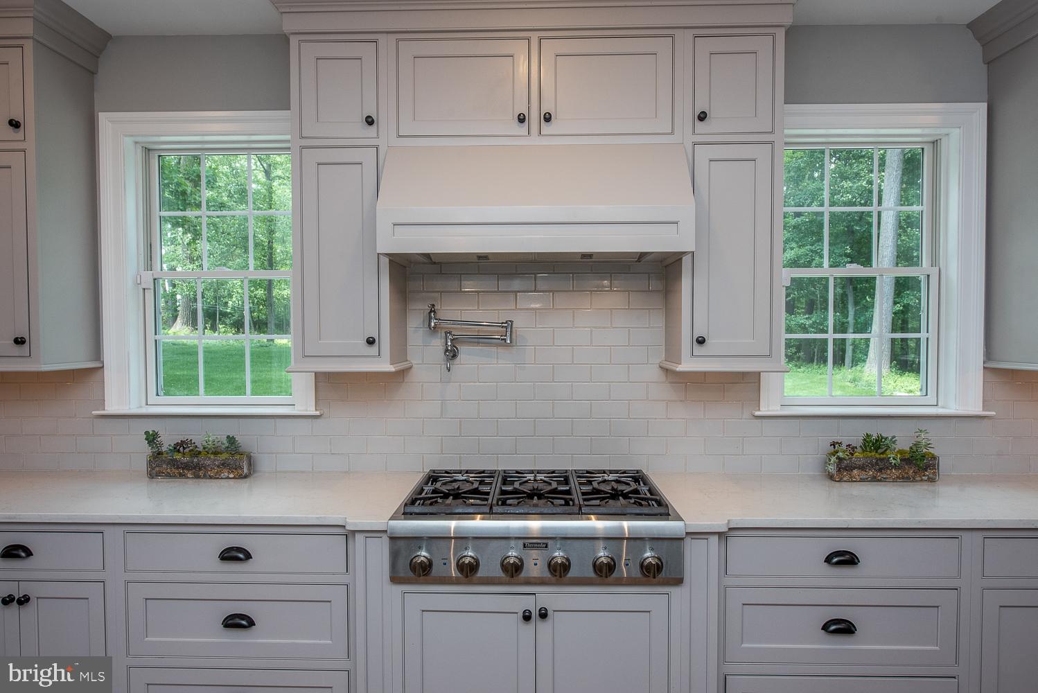 688 Knox Road Wayne, PA 19087 - Photo 15 of 51 Kitchen - Thermador 6 burner cooktop with Hood