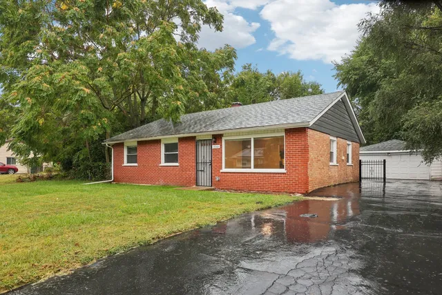 a view of a house with backyard