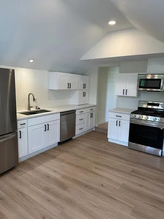 $2,050 | 152 Winifred Street West, Unit 2 (UPPER), St. Paul, MN 55107