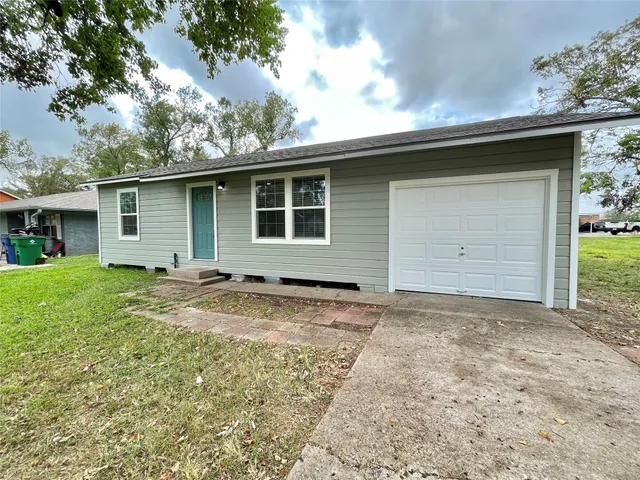 $1,350 | 817 North Chenango Street, Angleton, TX 77515