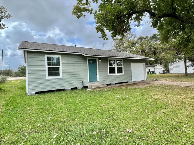 $1,350 | 817 North Chenango Street, Angleton, TX 77515