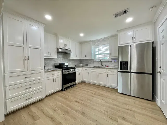 $1,350 | 817 North Chenango Street, Angleton, TX 77515