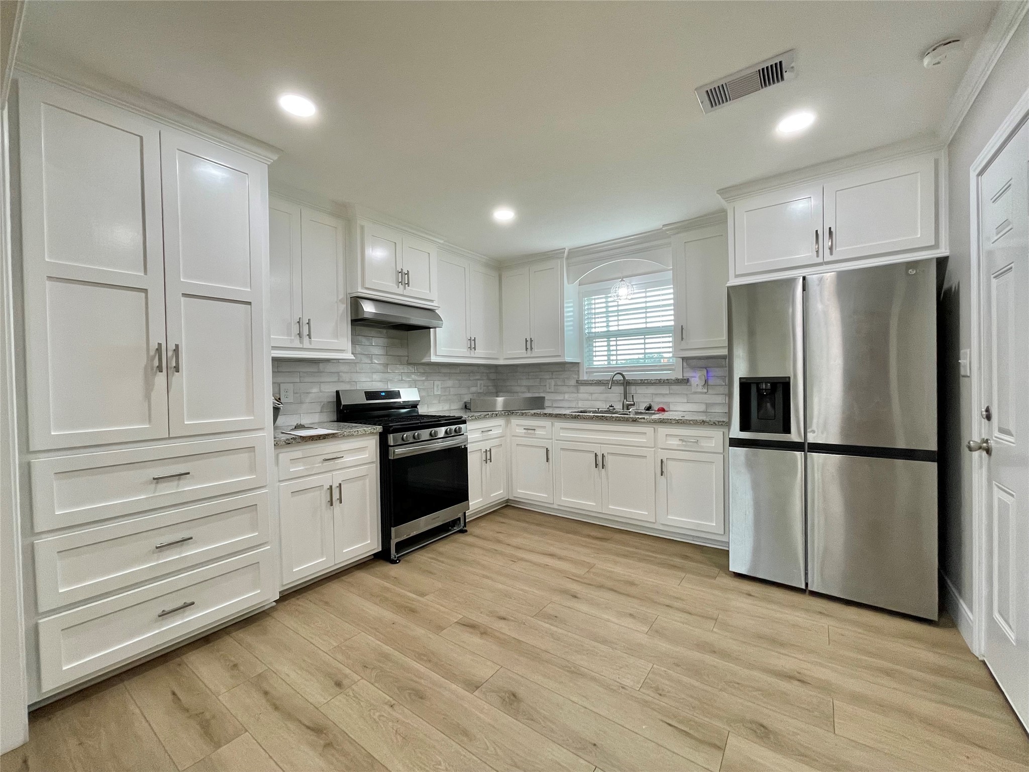 817 North Chenango Street Angleton, TX 77515 - Photo 6 of 17