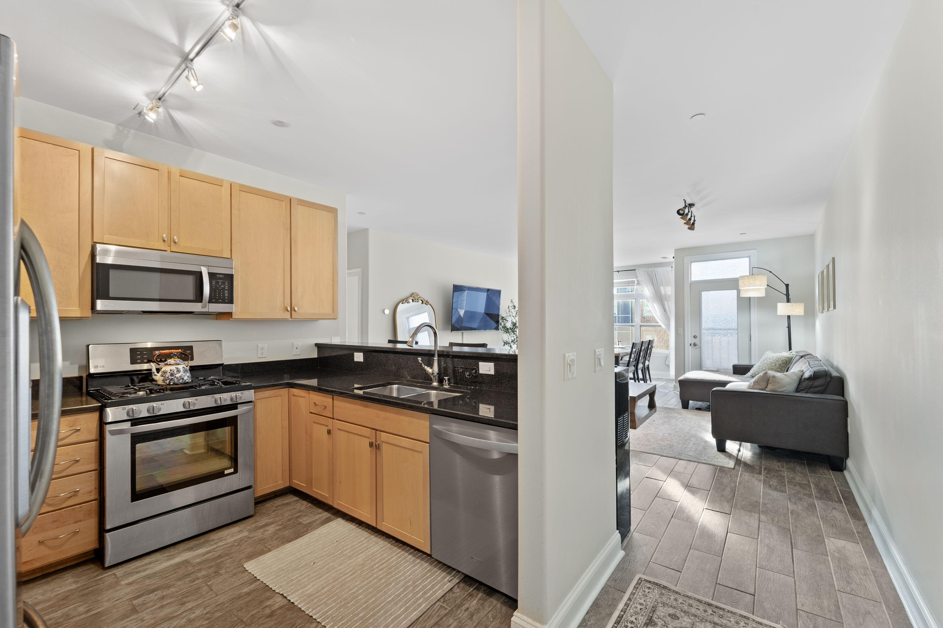 1915 North Water Street, Unit 408 Milwaukee, WI 53202 - Photo 6 of 22 Granite countertops