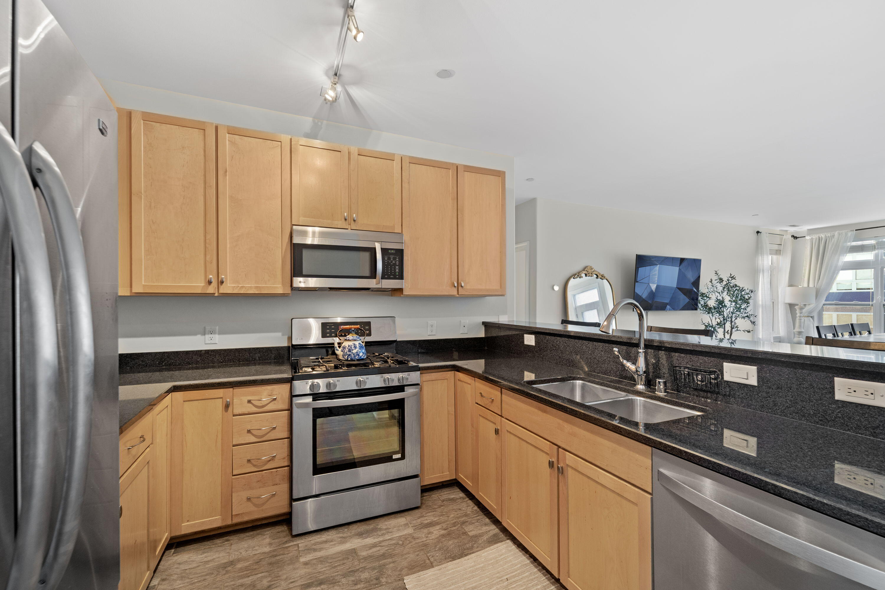 1915 North Water Street, Unit 408 Milwaukee, WI 53202 - Photo 7 of 22 Kitchen w/Granite countertops