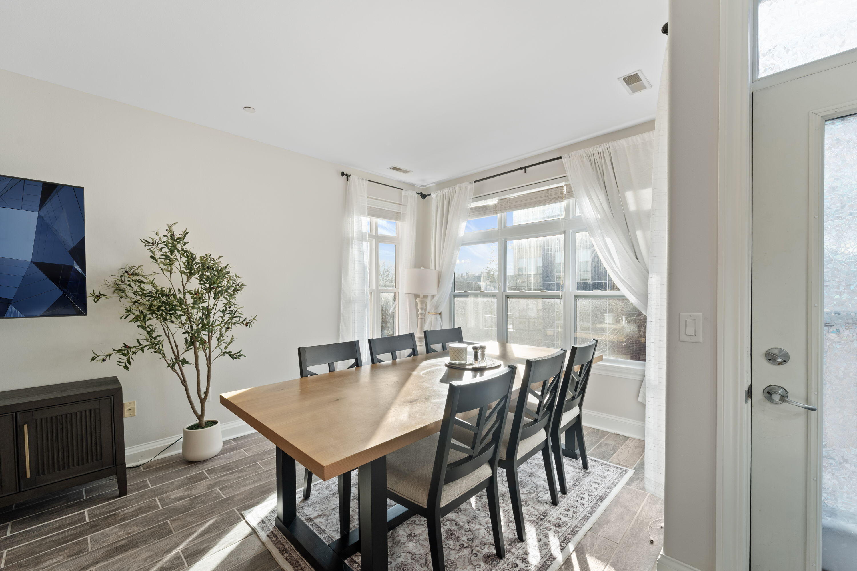 1915 North Water Street, Unit 408 Milwaukee, WI 53202 - Photo 10 of 22 Big enough for a large table