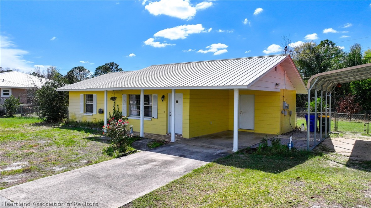 3303 Lakewood Road Sebring, FL 33875 - Photo 1 of 34 a front view of a house with garden