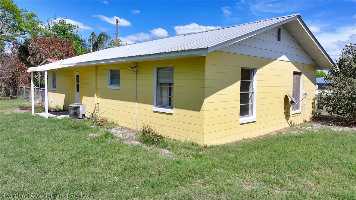 3303 Lakewood Road Sebring, FL 33875 - Photo 14 of 34 a view of a house with backyard