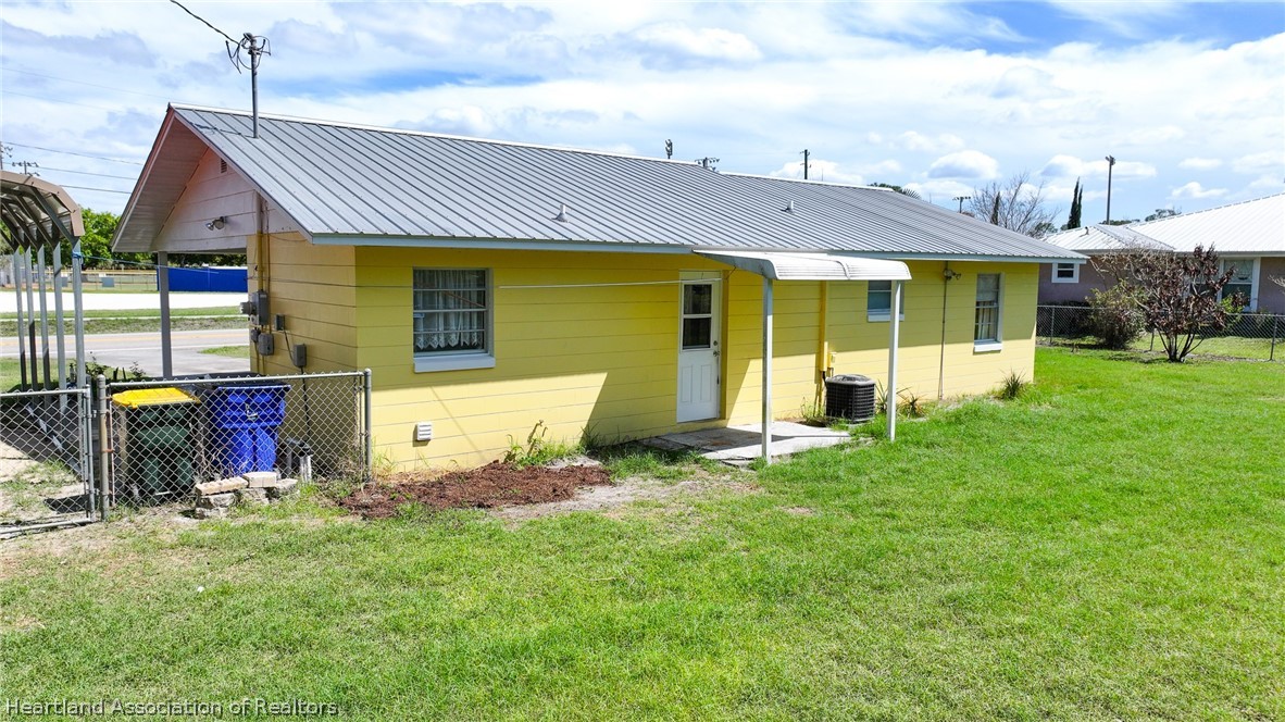 3303 Lakewood Road Sebring, FL 33875 - Photo 15 of 34 a front view of a house with garden