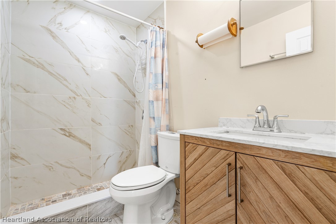 3303 Lakewood Road Sebring, FL 33875 - Photo 29 of 34 a bathroom with a sink a toilet and shower